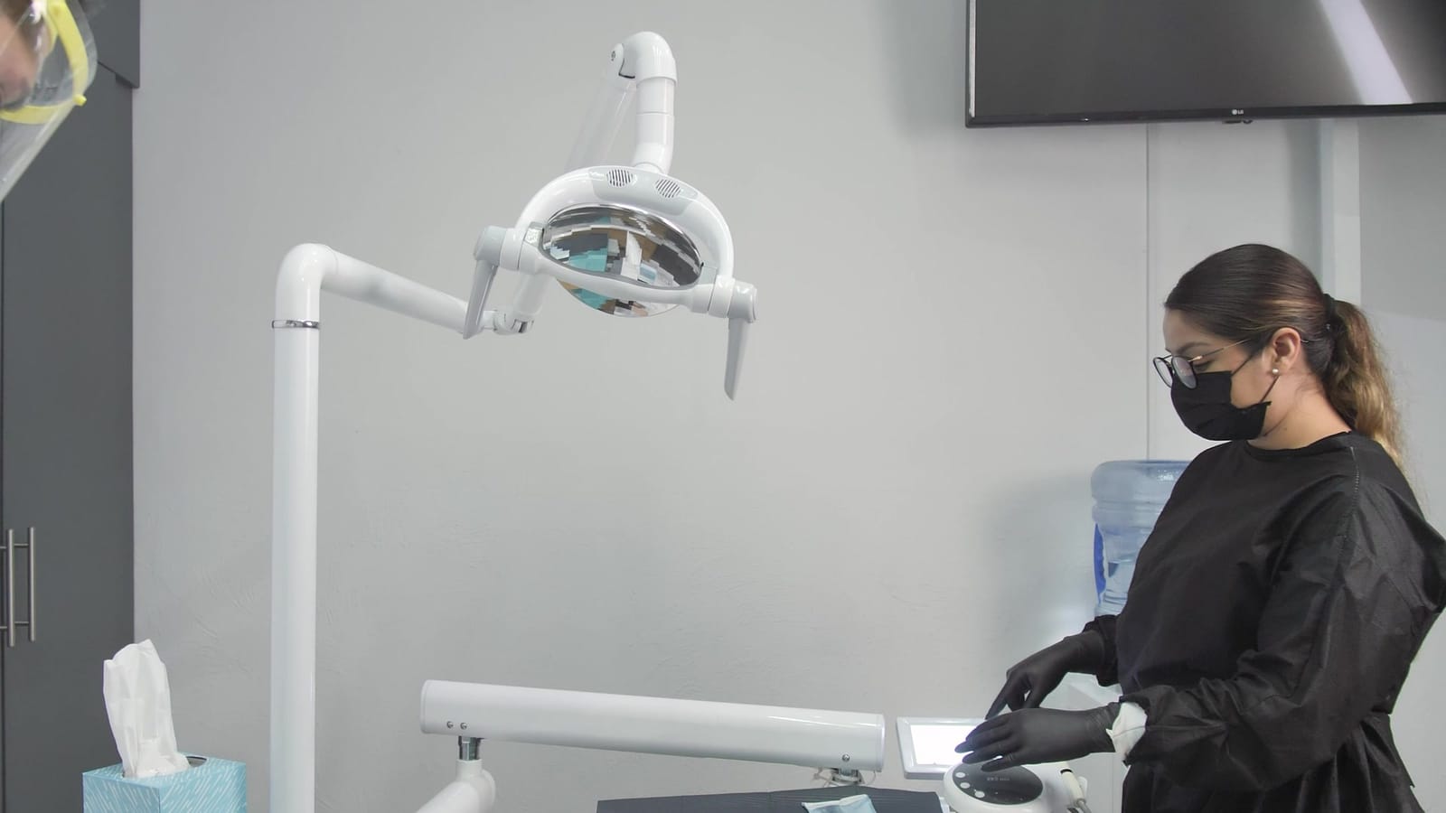 Dentistas trabajando en un gabinete dental