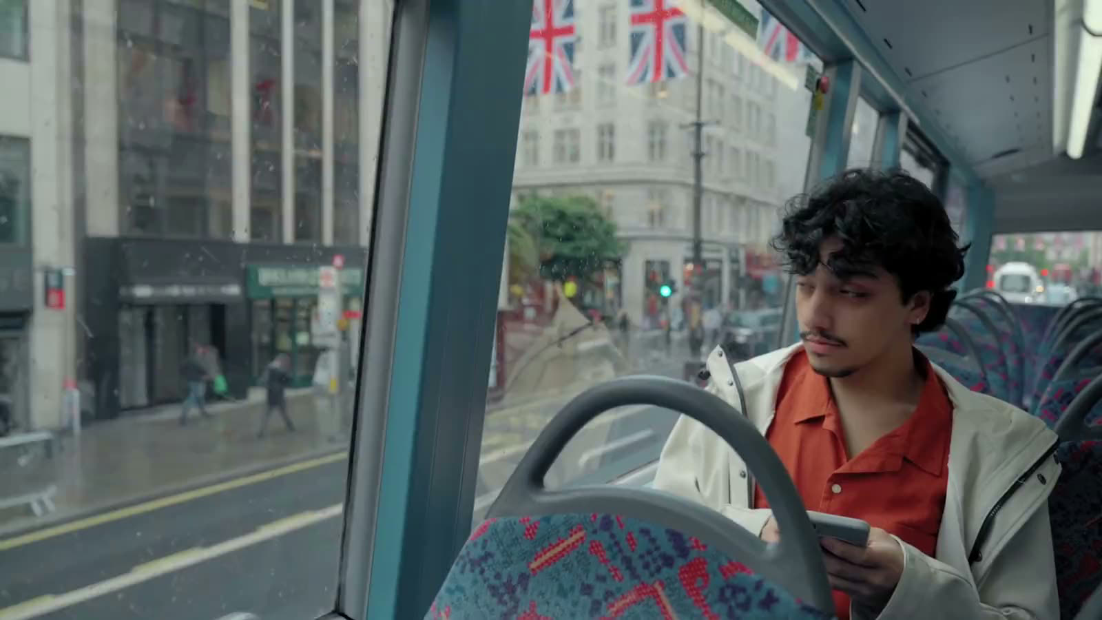Profesional en el autobús de vuelta a casa, mirando el móvil