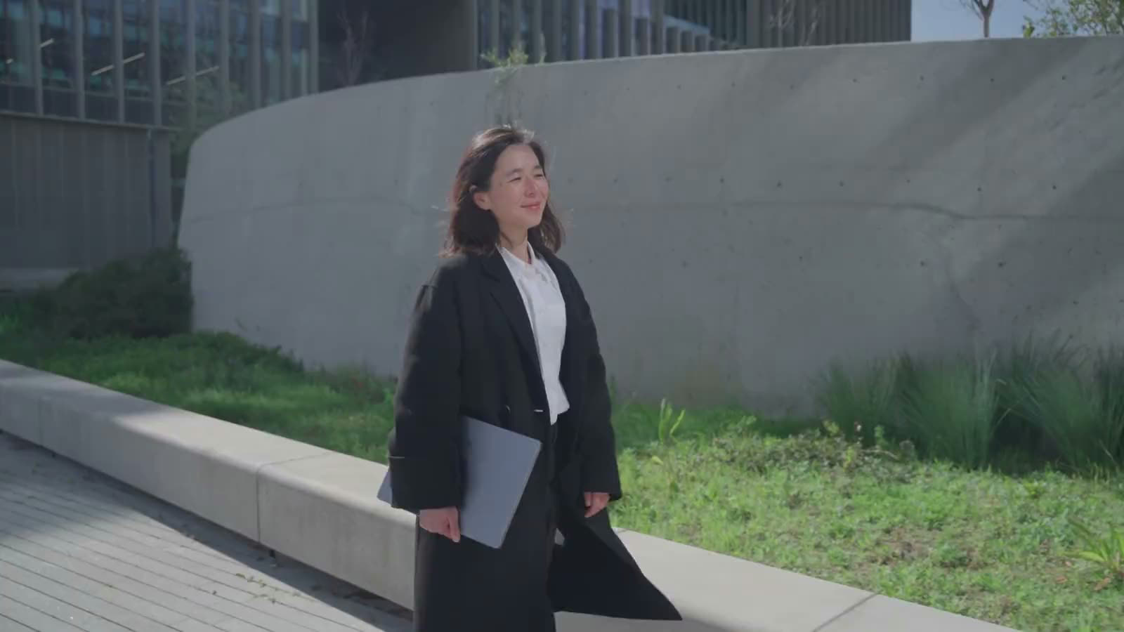 Profesional caminando al aire libre de camino al trabajo